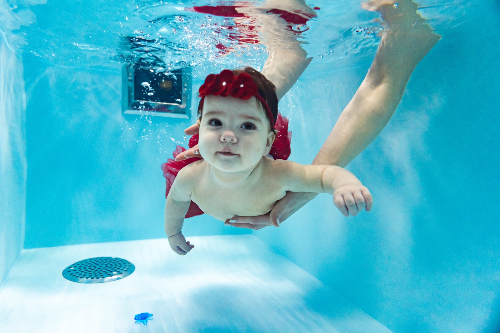 Тренер обсуждает с мамой реакцию малыша